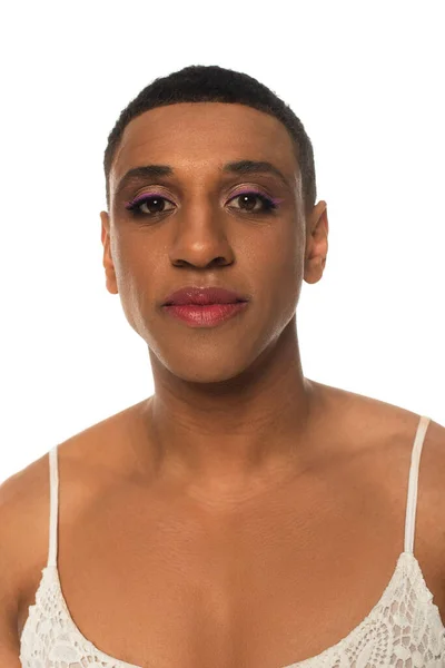 Afro Americano Transexual Homem Com Maquiagem Olhando Para Câmera Isolada — Fotografia de Stock