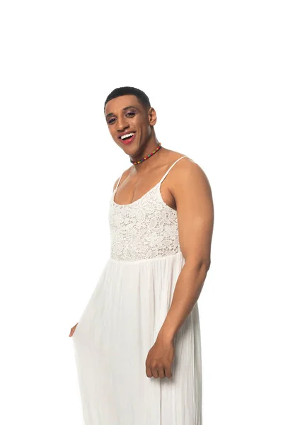 Alegre Africano Americano Transexual Mujer Sundress Sonriendo Cámara Aislado Blanco — Foto de Stock