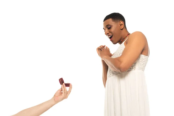 Mann Mit Ehering Der Nähe Erstaunt Afrikanisch Amerikanische Homosexuell Isoliert — Stockfoto