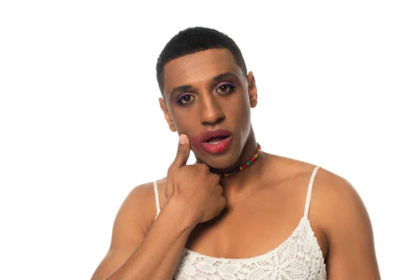 African American Transsexual Machiaj Ruj Murdar Uita Camera Izolat Alb — Fotografie, imagine de stoc