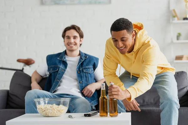 Interraciale Vrienden Rusten Met Twee Flessen Bier Popcorn Thuis — Stockfoto