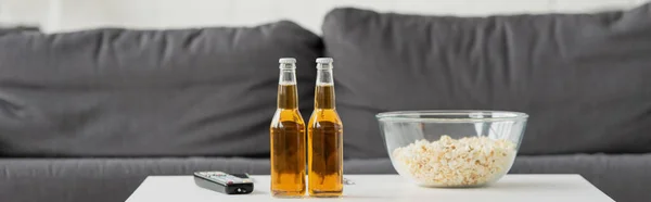 Vue Face Deux Bouteilles Bière Popcorn Télécommande Sur Fond Flou — Photo