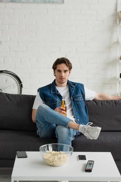 Young Thoughtful Man Sitting Beer Couch Table Popcorn Home — Stock Photo, Image