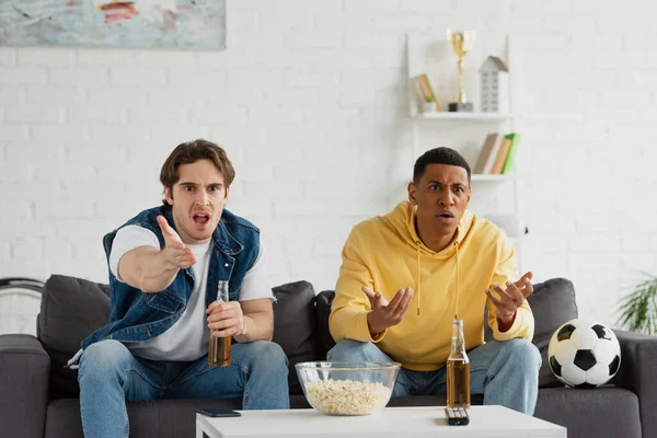 Πολυφυλετικοί Φίλοι Συναισθηματικές Χειρονομίες Βλέποντας Παιχνίδι Πίνοντας Μπύρα Τρώγοντας Ποπ — Φωτογραφία Αρχείου