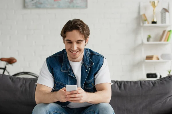 Joven Hombre Elegante Sentado Con Teléfono Inteligente Loft Moderno —  Fotos de Stock