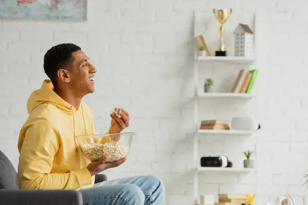 Oldalnézetben Fiatal Afro Amerikai Férfi Kanapén Popcorn Filmet Néz Nappaliban — Stock Fotó