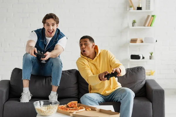 Kyiv Ucrania Marzo 2021 Amigos Interracial Jugando Emocionalmente Videojuegos Con —  Fotos de Stock