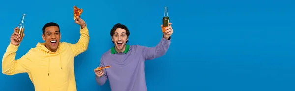 Amigos Inter Raciais Desfrutando Pizza Com Cerveja Isolada Azul Banner — Fotografia de Stock