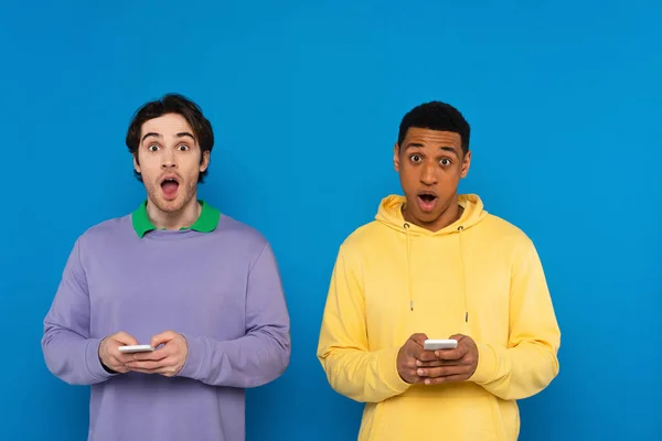 Amigos Interracial Con Teléfonos Inteligentes Manos Aisladas Azul — Foto de Stock