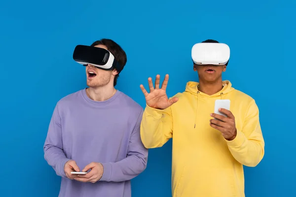 Hipsters Interracial Emocionados Jugando Videojuegos Con Auriculares Realidad Virtual Aislados — Foto de Stock