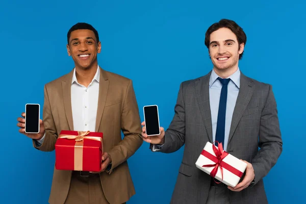 Sonriendo Jóvenes Hombres Interracial Trajes Moda Sosteniendo Cajas Regalo Mostrando — Foto de Stock