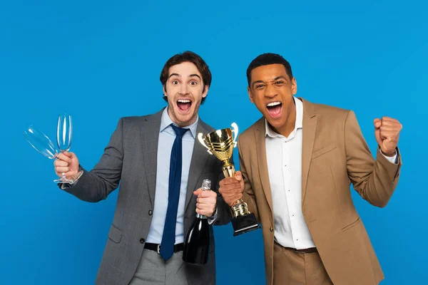 Amigos Interracial Trajes Celebrando Éxito Con Copa Triunfo Champán Copas — Foto de Stock