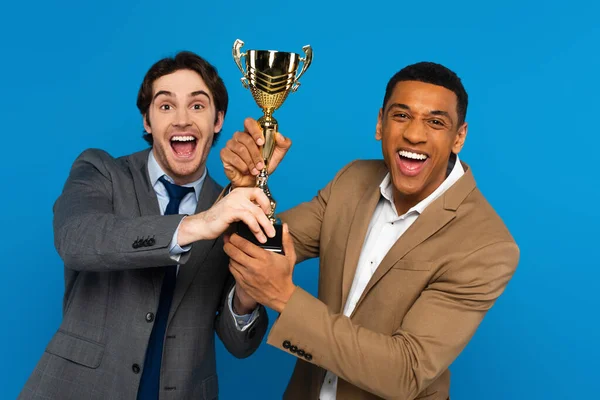 Feliz Interracial Los Hombres Blazers Celebración Trofeo Taza Aislado Azul — Foto de Stock