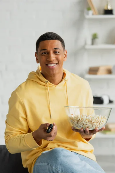 Mosolygós Afro Amerikai Férfi Kattintva Csatornák Távirányító Eszik Popcorn Modern — Stock Fotó