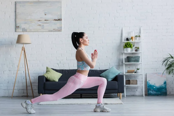 Side View Young Brunette Woman Training Warrior Pose — Stock Photo, Image