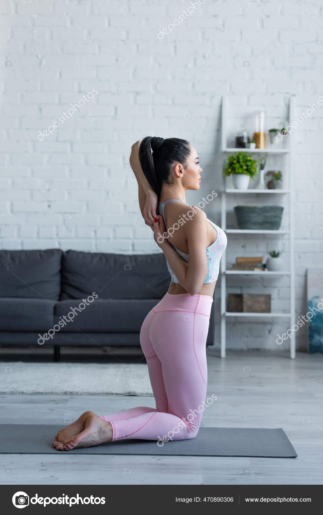 Mulher Atlética Fazendo Pomba Invertida Aérea Yoga Foto de Stock - Imagem  de relevo, atividade: 266009254