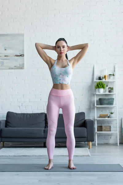 Woman Sportswear Standing Mountain Pose While Looking Camera — Stock Photo, Image