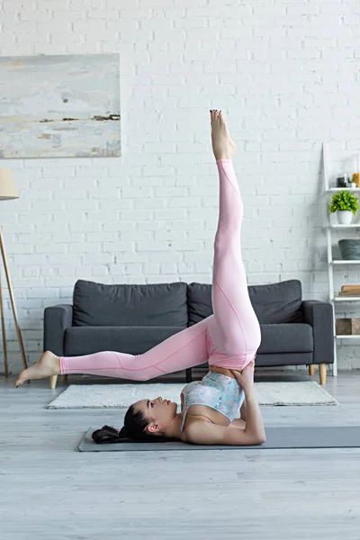 Vista Lateral Mujer Deportiva Practicando Postura Hombro Apoyada Esterilla Yoga — Foto de Stock
