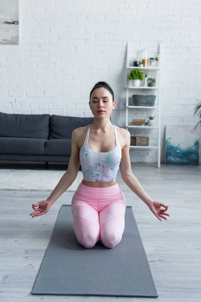 Giovane Donna Abbigliamento Sportivo Meditando Posa Eroe Tappetino Yoga — Foto Stock