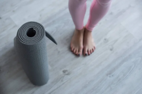 Messa Fuoco Selettiva Yoga Mat Vicino Piedi Nudi Donna Vista — Foto Stock