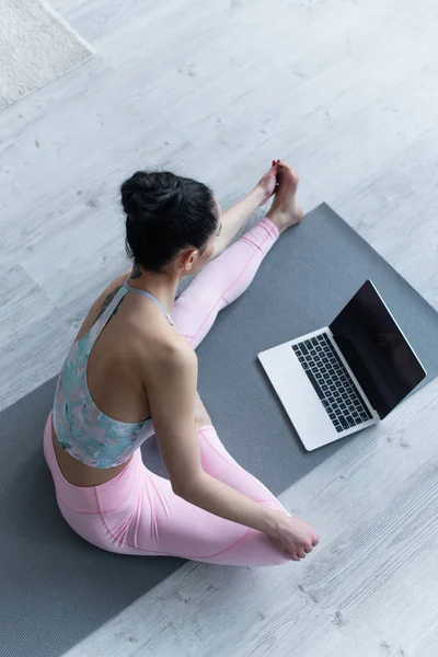 Visão Aérea Mulher Morena Praticando Ioga Perto Laptop Com Tela — Fotografia de Stock