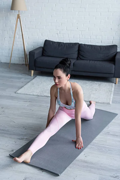 Brunette Vrouw Sportkleding Zitten Voorkant Splitst Pose Tijdens Het Beoefenen — Stockfoto