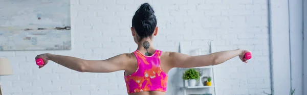 Back View Tattooed Woman Sports Bra Exercising Dumbbells Banner — Stock Photo, Image