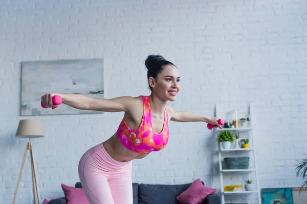 Joven Deportista Haciendo Ejercicio Con Mancuernas Sonriendo Casa —  Fotos de Stock