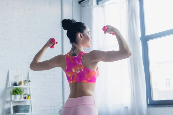 Mujer Morena Tatuada Haciendo Ejercicio Con Mancuernas Cerca Ventana Casa — Foto de Stock