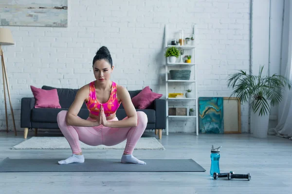 Jovem Mulher Sportswear Formação Posar Agachamento Com Mãos Orando — Fotografia de Stock