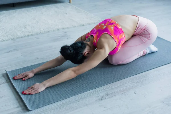 Morena Mulher Formação Raio Posar Tapete Fitness — Fotografia de Stock