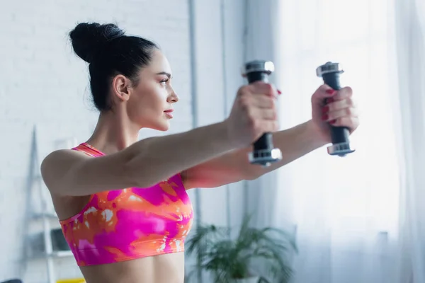 Spor Sutyenli Güzel Bir Kadın Evde Dambıllarla Antrenman Yaparken Gözlerini — Stok fotoğraf