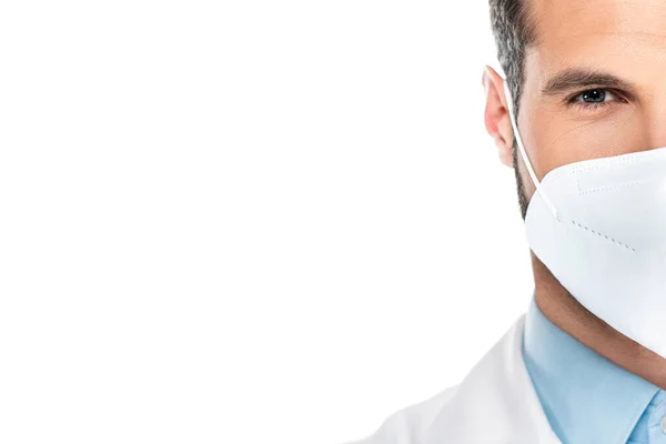 Καλλιεργημένη Άποψη Του Ανθρώπου Ιατρική Μάσκα Κοιτάζοντας Κάμερα Απομονωμένη Λευκό — Φωτογραφία Αρχείου