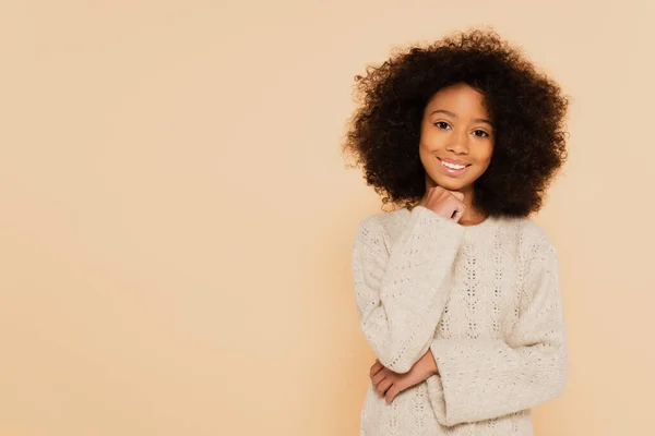 Sonriente Preadolescente Afroamericano Chica Con Mano Cerca Cara Aislado Beige — Foto de Stock