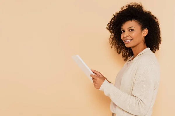 Femme Afro Américaine Souriante Avec Tablette Numérique Isolée Sur Beige — Photo