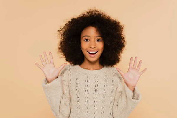 Emocionado Afroamericano Preadolescente Chica Con Las Manos Arriba Mostrando Palmas —  Fotos de Stock