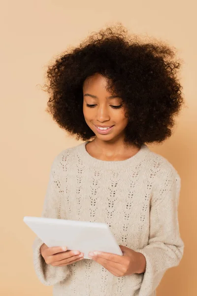 Africano Americano Preadolescente Chica Mirando Digital Tablet Manos Aislado Beige — Foto de Stock