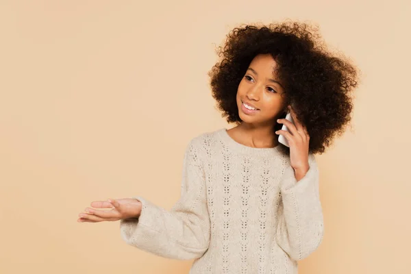 African American Preteen Girl Speaking Cellphone Gesturing Isolated Beige — Stock Photo, Image