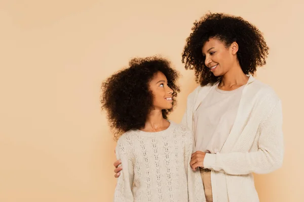 Feliz Afro Americana Preteen Filha Olhando Para Mãe Isolada Bege — Fotografia de Stock