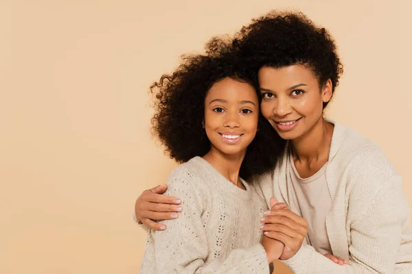 Afro Americana Preteen Filha Ternamente Mãos Dadas Abraçando Com Mãe — Fotografia de Stock