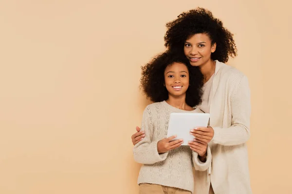 Africano Americano Adulto Madre Abrazando Sonriente Preadolescente Hija Con Tableta — Foto de Stock