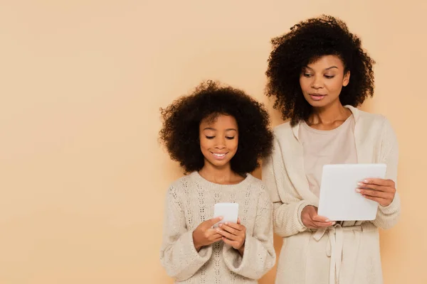 Smiling African American Preteen Daughter Adult Mother Holding Cellphone Tablet — Stock Photo, Image