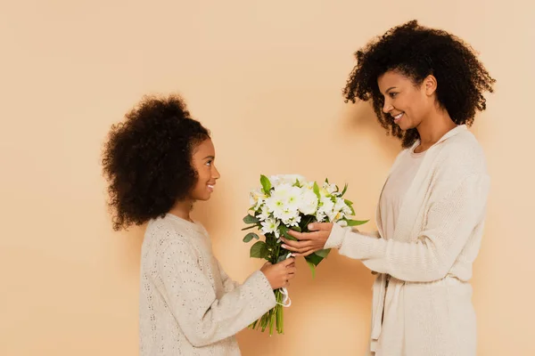 Side View African American Preteen Daughter Adult Mother Holding Bouquet — Stock Photo, Image