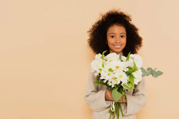 Niña Preadolescente Afroamericana Sonriente Con Ramo Flores Manos Aisladas Beige —  Fotos de Stock