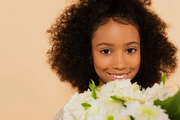 Schattig Afrikaans Amerikaans Tiener Meisje Met Boeket Van Madeliefjes Geïsoleerd — Stockfoto