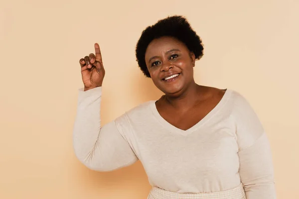 Весела Афроамериканська Жінка Середнього Віку Пастельному Одязі Вказує Пальцем Бежевий — стокове фото
