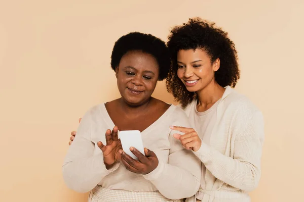 Afrikanisch Amerikanische Erwachsene Tochter Zeigt Mit Dem Finger Auf Smartphone — Stockfoto