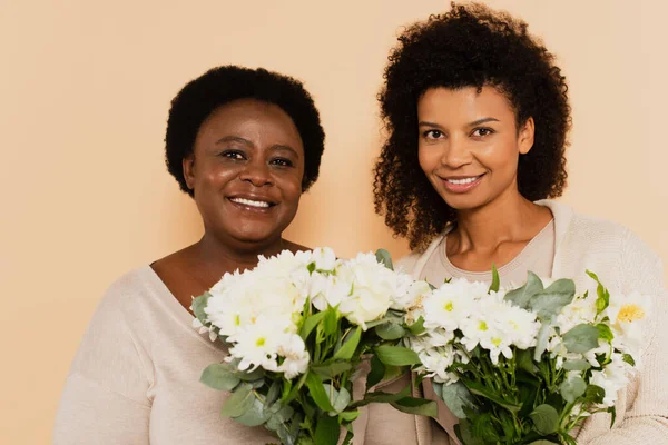 Sorridente Afroamericana Figlia Adulta Madre Mezza Età Con Mazzi Margherite — Foto Stock