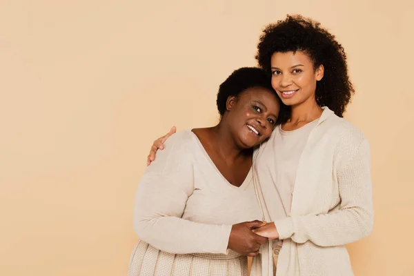 Friedliche Afrikanisch Amerikanische Erwachsene Tochter Und Mutter Mittleren Alters Umarmen — Stockfoto