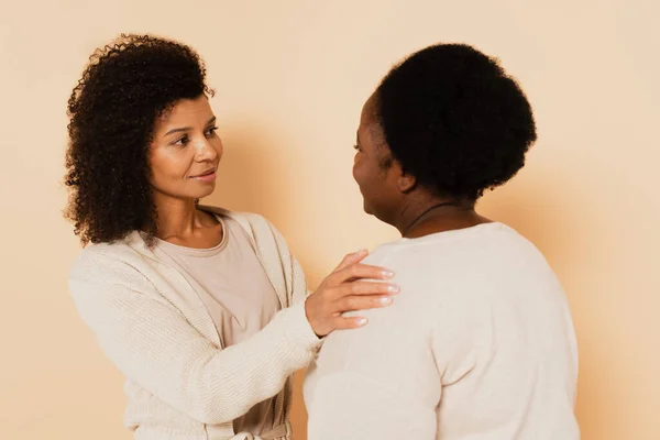 Afro Americano Adulto Filha Apoio Meia Idade Mãe Com Mãos — Fotografia de Stock